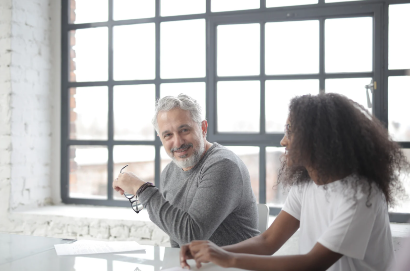 Dans un monde compétitif, il est crucial de se démarquer et de progresser. Le mentorat est un levier puissant pour atteindre vos objectifs plus rapidement. Mais comment choisir le mentor idéal pour maximiser votre potentiel ? Voici quelques clés pour vous guider.