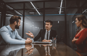 Coach expert intervenant pour la gestion du stress et des conflits en entreprise entre deux collaborateurs en désaccord dans un cadre professionnel.
