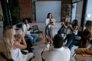 Groupe de professionnels en session d’analyse des pratiques, un levier pour prévenir l’épuisement professionnel.